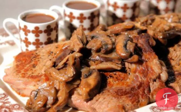 Bifes de costela com molho de Chocolate saboroso