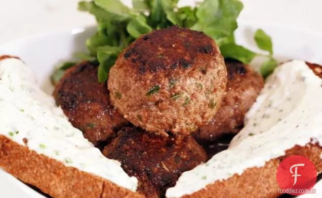 Almôndegas de carne assadas com molho de rábano