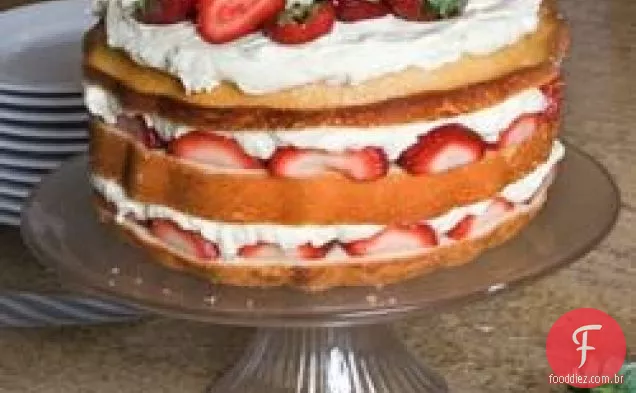 Leve bolo com morangos e chantilly