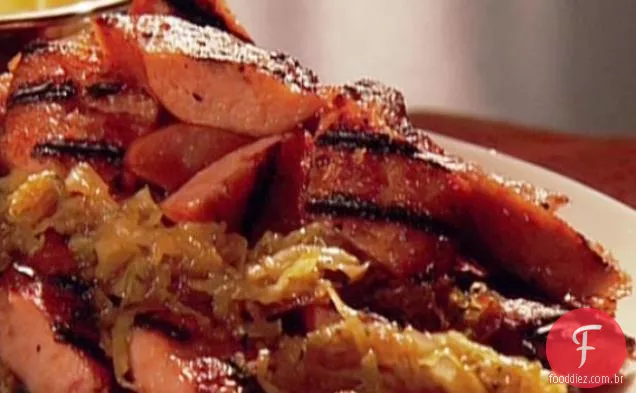 Kielbasa grelhado com chucrute e cebola
