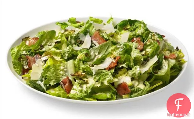 Salada Caesar com Bacon, couve de Bruxelas e manjericão