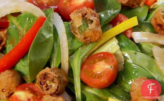 Salada de jardim com Croutons fritos de quiabo
