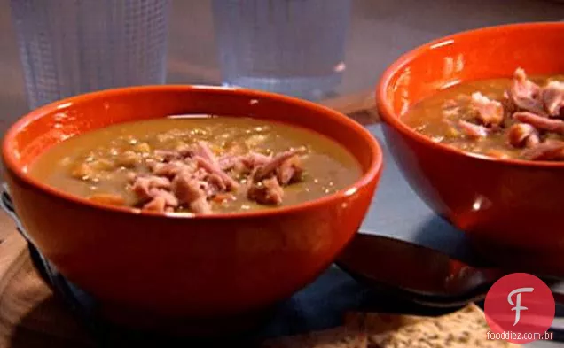 Sopa de ervilha dividida com jarretes de presunto