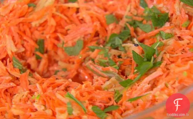 Salada de cenoura, maçã verde e hortelã