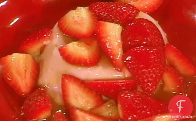 Morango Panna Cotta com compota de morango