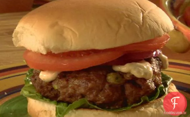 Hambúrgueres de porco Cajun com molho Remoulade picante