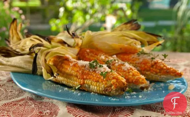 Milho grelhado com manteiga de pimenta Piquillo e Manchego ralado