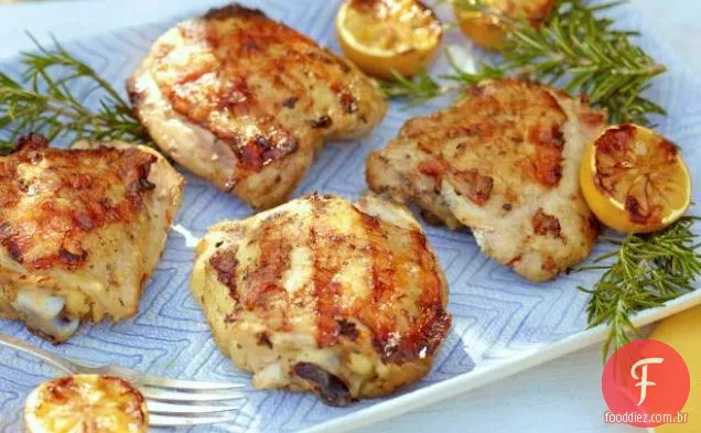 Coxas de frango grelhadas marinadas com limão e erva
