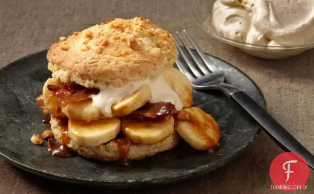 Bacon Shortcakes com manteiga de amendoim Chantilly
