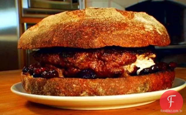 Hambúrguer de carne de três libras para seis no pão do país
