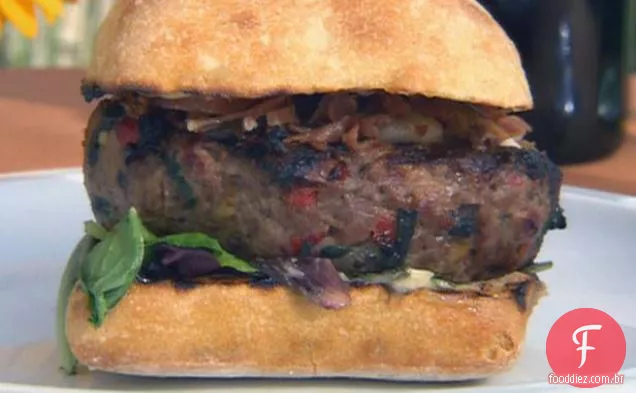 Feta hambúrgueres Florentinos com Prosciutto Frizzled em rolos Ciabatta torrados com parmesão
