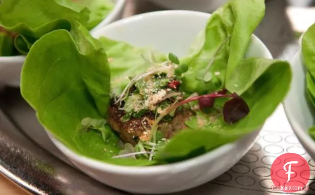 Almôndega de carne de porco Taquitos com vinagrete de abacate