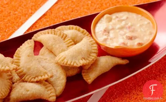 Empanadas de frango frito mais Cheesiest com Chili Con Queso Dip