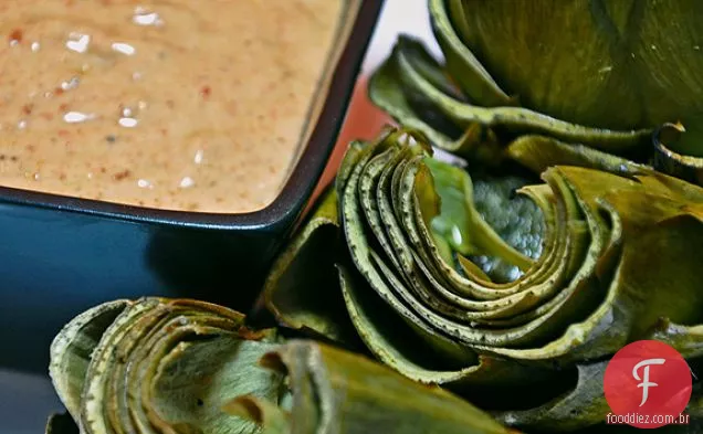 Alcachofras Grelhadas E Molho Picante Esfumaçado