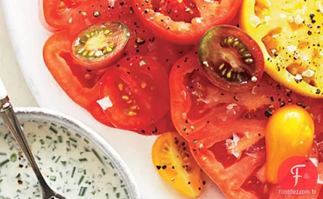 Tomates da herança com molho de leitelho