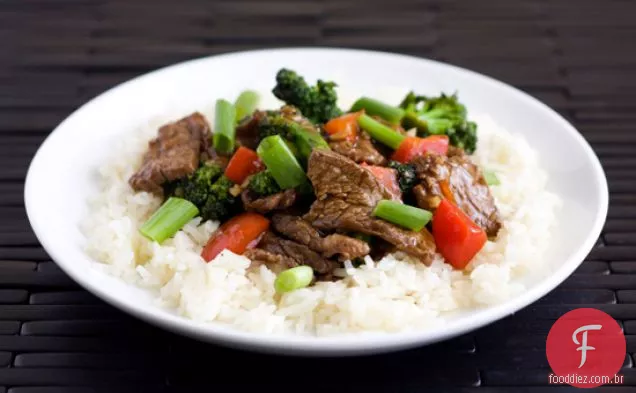 Carne frita e brócolis