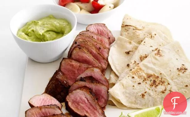 Bife com molho de abacate e salada de tomate