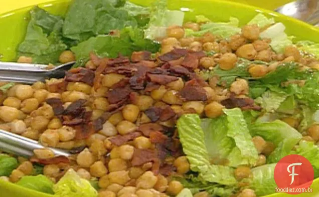 Bacon esfumaçado e salada de feijão