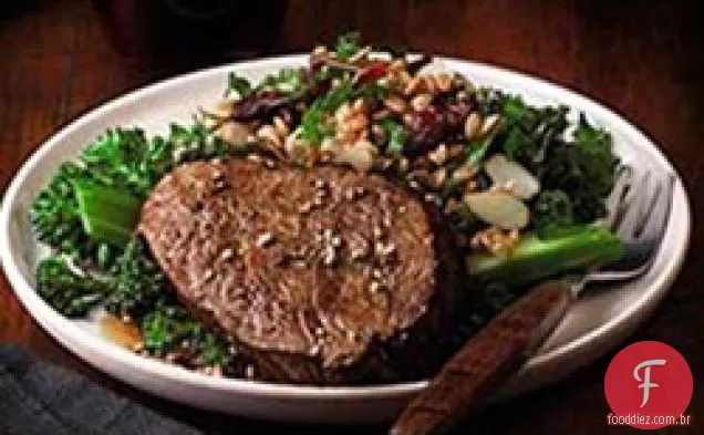 Filetes de carne com grãos antigos e salada de couve