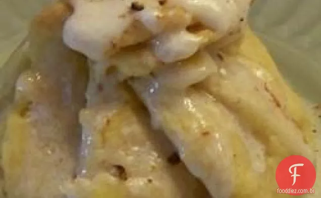 Bolinhos De Pêssego frescos servidos com molho duro