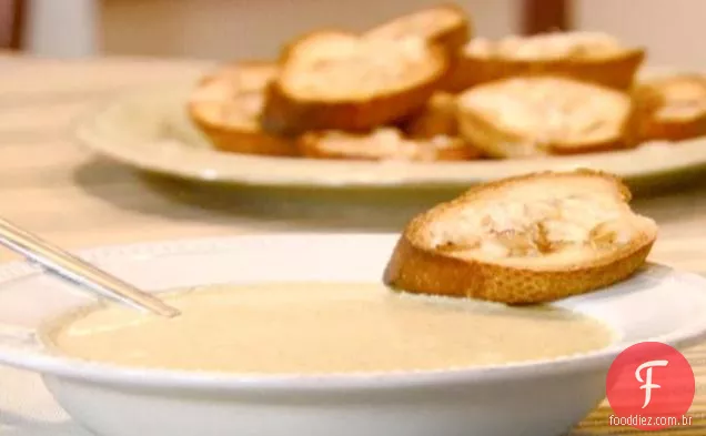 Creme de sopa de brócolis com Crostini de alho assado