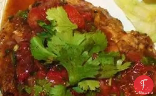Peitos de frango grelhados com salsa fresca de morango