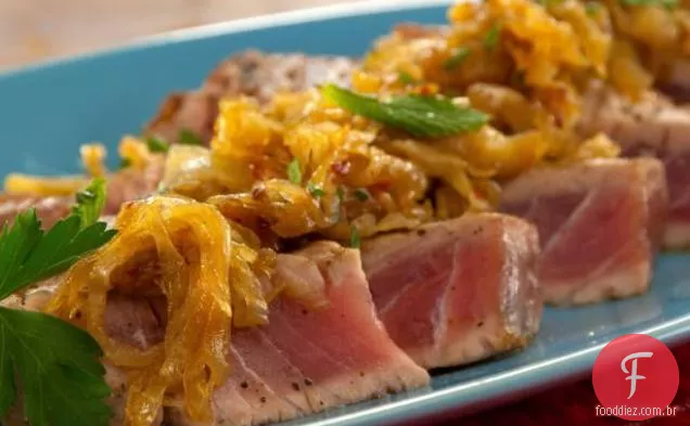 Atum grelhado com cebola caramelizada, canela e hortelã