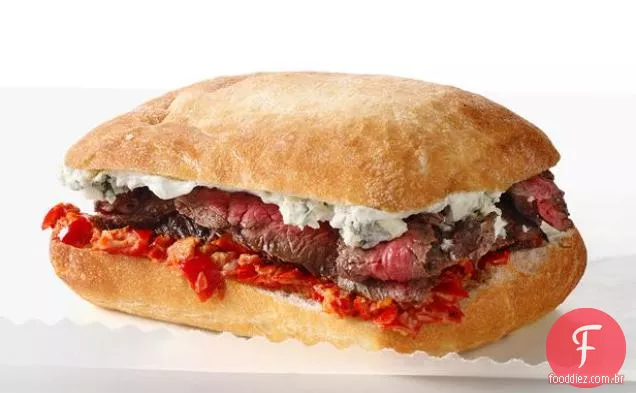 Sanduíches de bife com queijo azul e maionese de pimenta