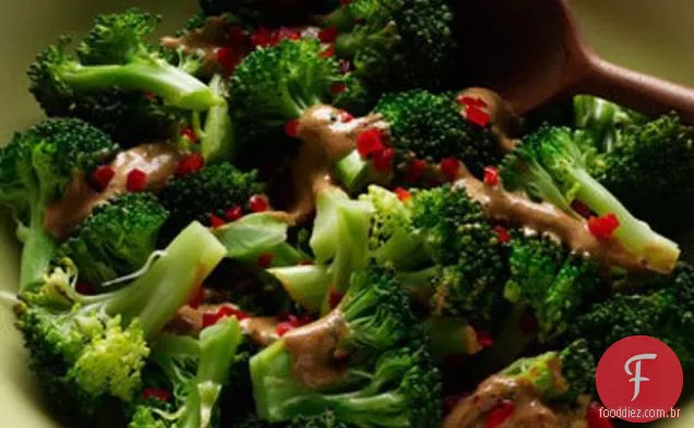 Brócolis cozido no vapor com molho de Miso-gergelim
