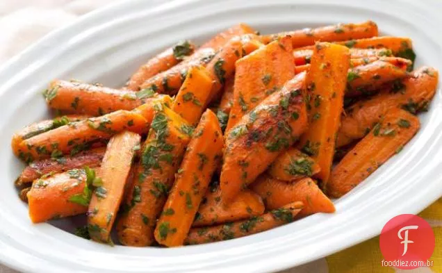 Cenouras assadas em panela com hortelã e salsa Gremolata