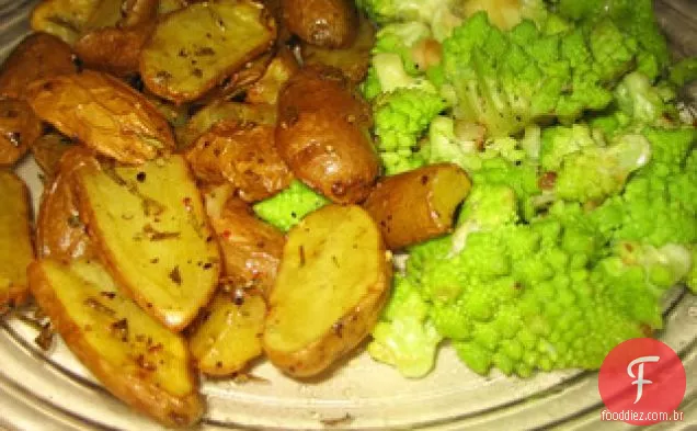 Brócolis Romanesco Cozido No Vapor Com Batatas Fritas
