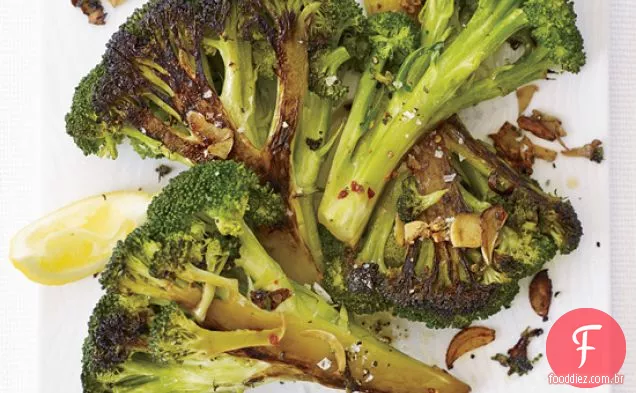 Brócolis caramelizado com alho