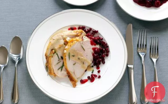 Peito de peru assado com molho cremoso e molho de romã Cranberry