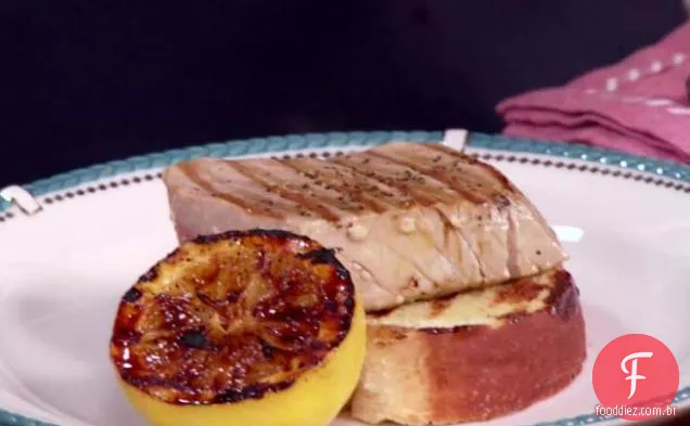 Bifes de atum com manteiga de pimenta limão