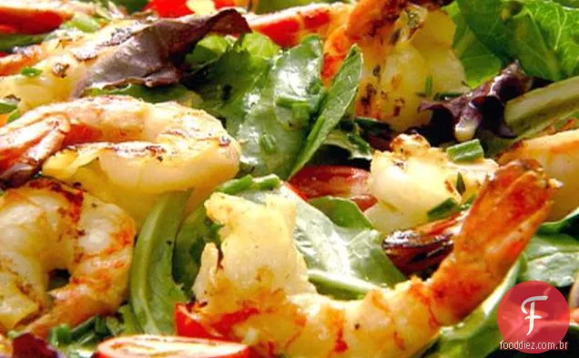 Camarão grelhado cítrico sobre verduras