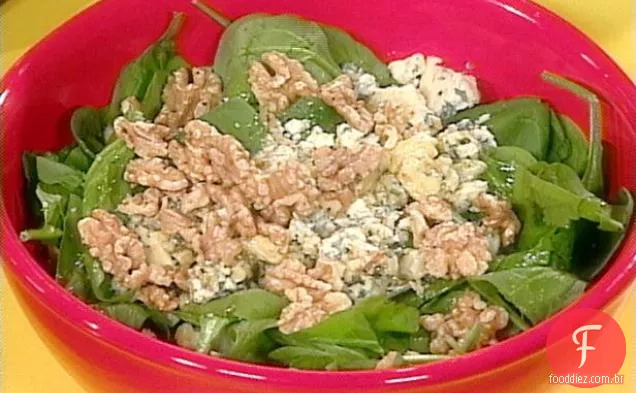 Salada de queijo azul e noz com molho de bordo