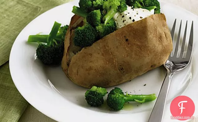 Batatas assadas com brócolis e creme azedo
