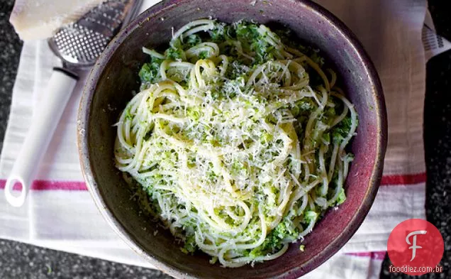 Espaguete Com Brócolis Creme Pesto