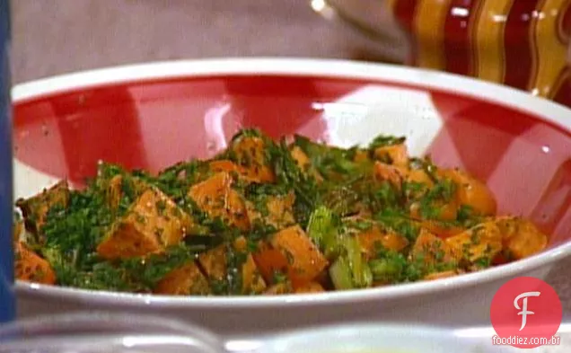 Salada de batata-doce assada e cebola verde