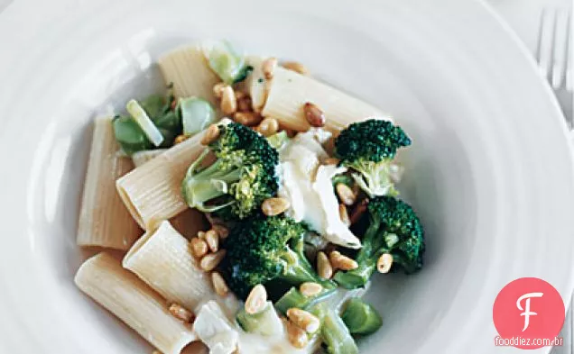 Rigatoni cremoso com brócolis e Brie
