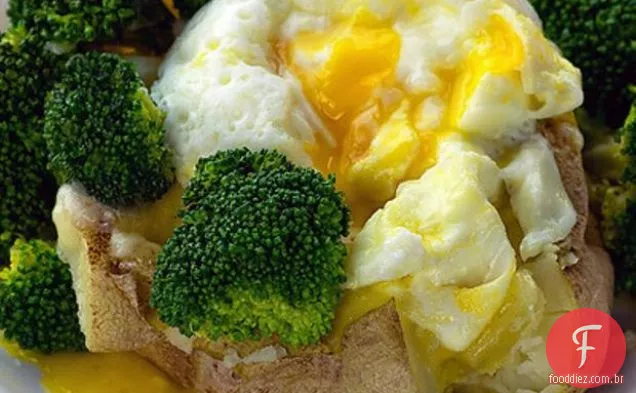 Batata Assada Com Brócolis, Cheddar E Ovo