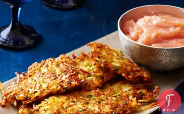 Parsnip-Latkes De Batata Com Compota De Maçã De Canela