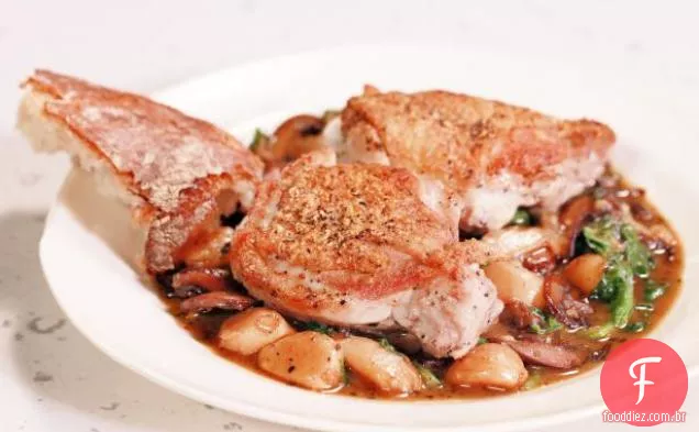 Coxas de frango assadas com 40 dentes de alho