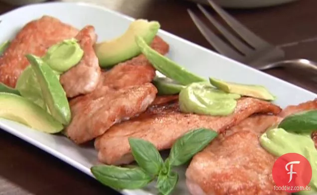 Costeletas de Peru salteadas com molho de abacate