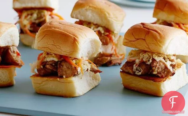 Sliders de frango para churrasco agridoce com repolho chinês em conserva e cenoura