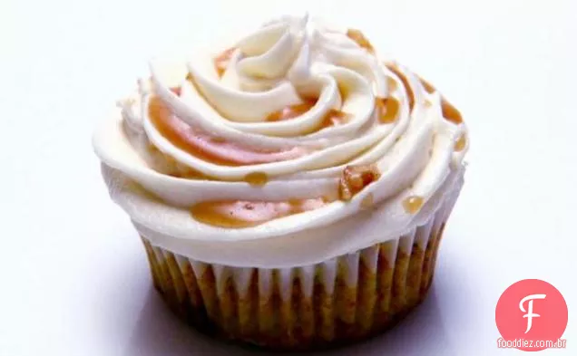 Vegan Brussel cenoura Curry Cupcakes com creme queijo geada e Maple Curry redução