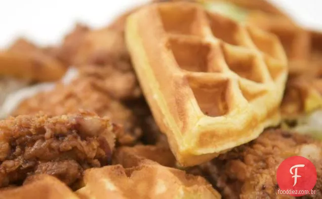 Frango frito e Waffles empilham com salada Iceberg e Garlicky Ranch Aioli