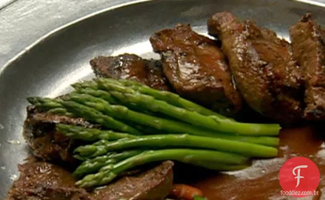 Bife grelhado do gancho com Demi-Glace do cogumelo