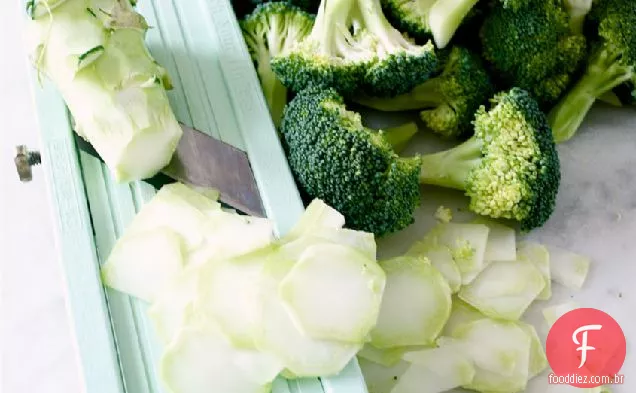 Salada De Brócolis E Cogumelo De Castanha Com Um Calor Sutil