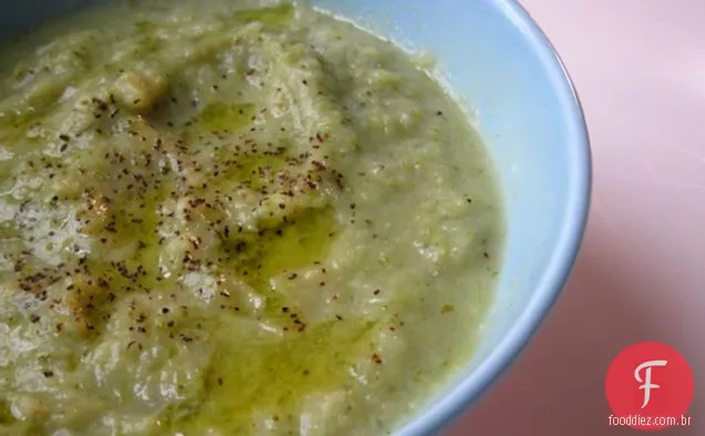 Sopa De Brócolis E Cheddar